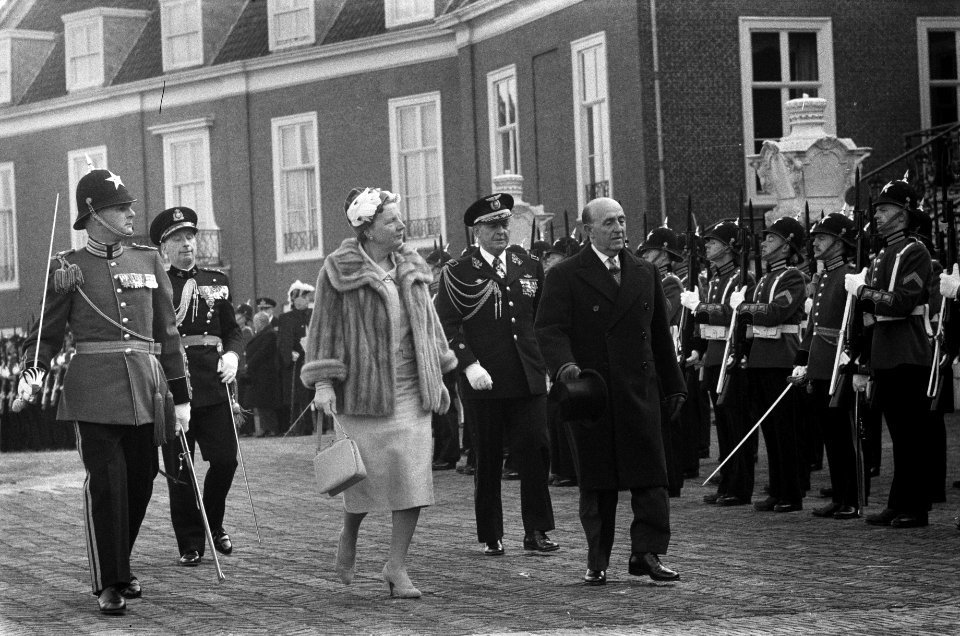 Staatsbezoek president van Peru, Manuel Prado. Inspectie van de erewacht voor he, Bestanddeelnr 911-0723