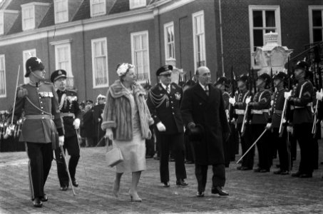 Staatsbezoek president van Peru, Manuel Prado. Inspectie van de erewacht voor he, Bestanddeelnr 911-0723
