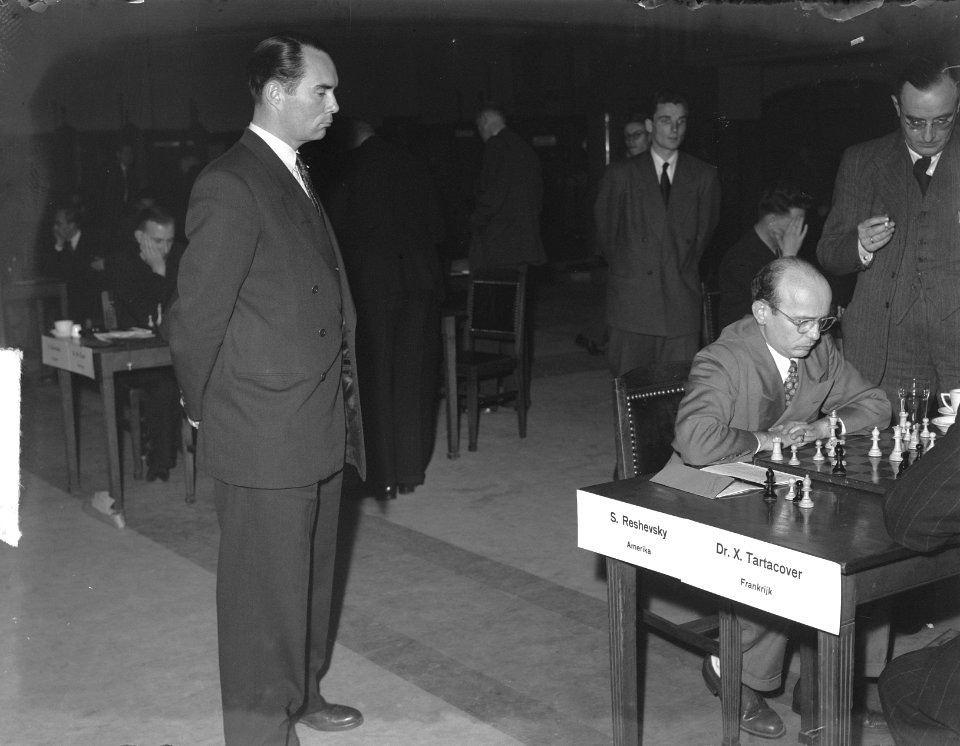 Staand O Kelly bij bord van Reskevsky, Bestanddeelnr 904-3063