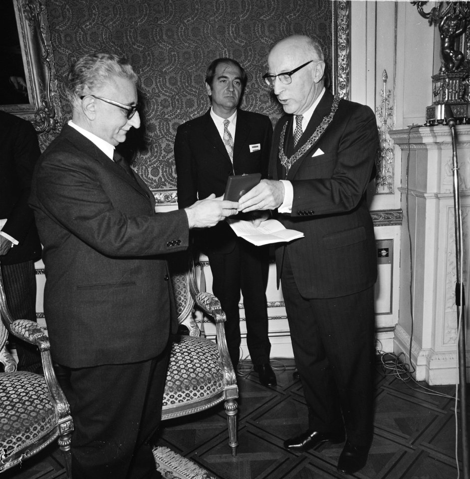 Staatsbezoek President Leone van Italie, President Leone krijgt erepenning van B, Bestanddeelnr 926-7663
