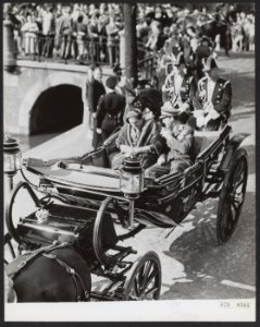 Staatsbezoek Franse president Coty aan Nederland. Rijtoer door Amsterdam. Koets , Bestanddeelnr 079-0503