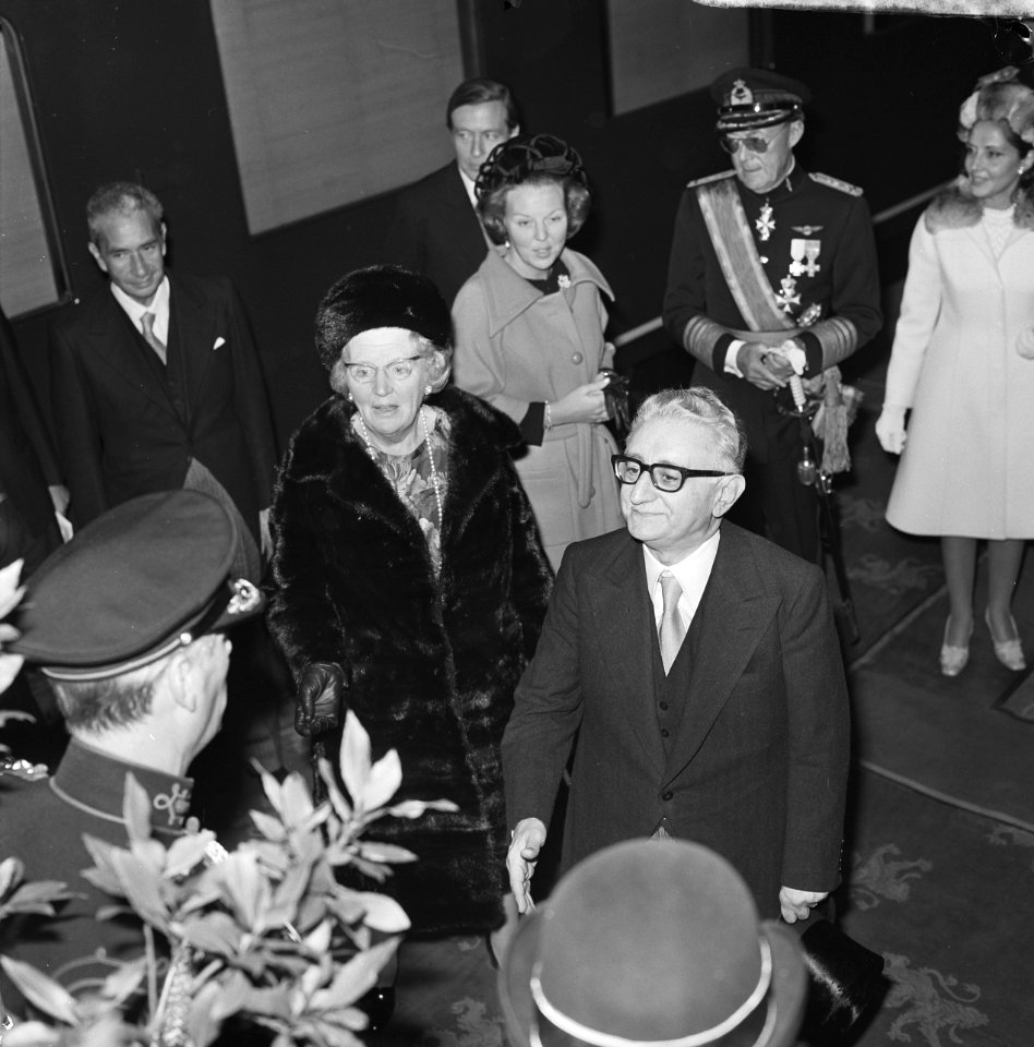 Staatsbezoek President Leone van Italie, President Leone en echtgenote worden op, Bestanddeelnr 926-7652