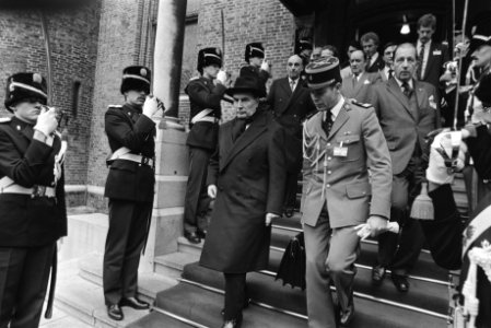Staatsbezoek president Mitterand , president Mitterand verlaat de Ridderzaal, Bestanddeelnr 932-8602