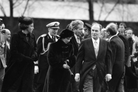 Staatsbezoek president Mitterand van Frankrijk begroet door Koninklijk paar, Bestanddeelnr 932-8571