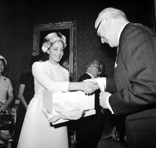 Staatsbezoek President Leone van Italie, President Leone krijgt erepenning van B, Bestanddeelnr 926-7664