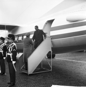 Staatsbezoek president Nyerere van Tanzania, president Nyerere komt uit vliegtui, Bestanddeelnr 917-6693
