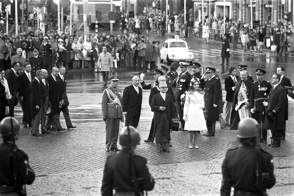 Staatsbezoek President Leone van Italie, President Leone legt krans bij Nationaa, Bestanddeelnr 926-7661