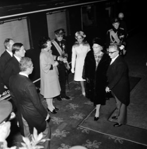 Staatsbezoek President Leone van Italie, President Leone en echtgenote worden op, Bestanddeelnr 926-7653