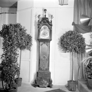 Staande klok te midden van sierbomen (vermoedelijk cadeaus bij receptie), Bestanddeelnr 255-8478