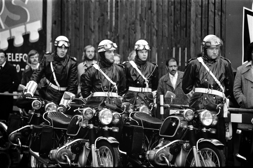 Staatsbezoek President Leone van Italie, motoragenten staan bij motoren, Bestanddeelnr 926-7660