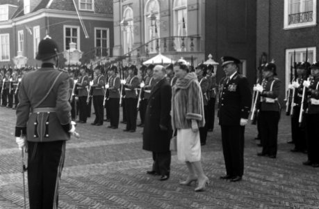 Staatsbezoek president van Peru, Manuel Prado. Inspectie van de erewacht voor he, Bestanddeelnr 911-0722