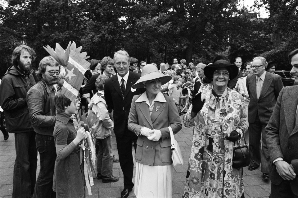 Staatsbezoek Suriname mevr Ferrier met Prinses Margriet bezoekt Instituut Onde, Bestanddeelnr 929-3492