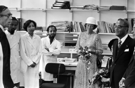 Staatsbezoek Surinaamse president Ferrier Ferrier en echtgenote bezoeken bloed, Bestanddeelnr 929-3465
