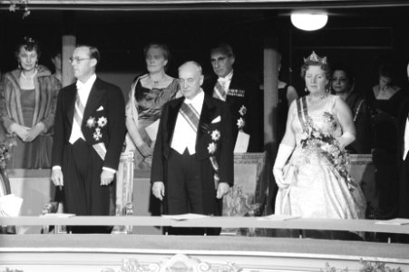 Staatsbezoek bondspresident van Oostenrijk Adolf Schärf. Geflankeerd door koning, Bestanddeelnr 912-4876