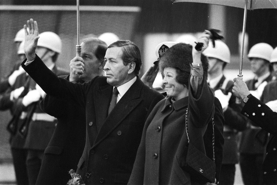 Staatsbezoek president Mitterand Koningin Beatrix en Prins Claus nemen afschei, Bestanddeelnr 932-8615