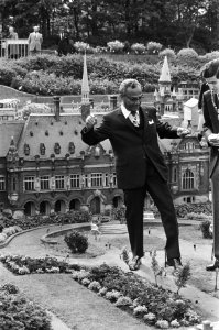 Staatsbezoek president Ferrier van Suriname (aan Madurodam) Ferrier in tuin Vre, Bestanddeelnr 929-3507