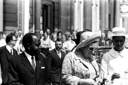 Staatsbezoek president Houphonet Boigny aan Nederland bezoek Rotterdam inspect, Bestanddeelnr 923-5684