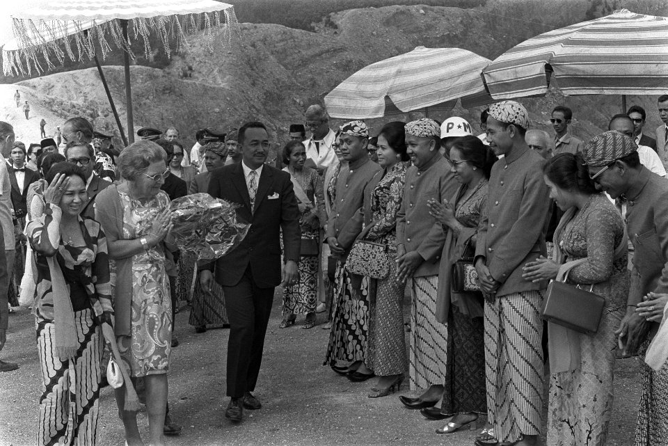 Staatsbezoek aan Indonesie van koningin Juliana en Prins Bernhard , aankomst kon, Bestanddeelnr 924-8931