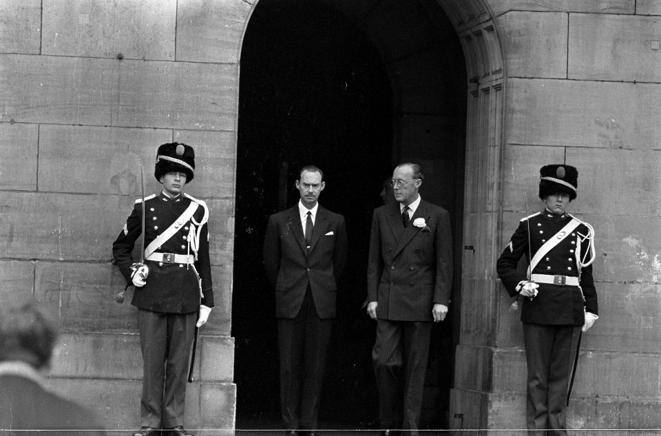 Staatsbezoek. Prins Bernhard en Groothertog verlaten Paleis op de Dam, Bestanddeelnr 920-6993