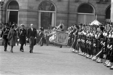 Staatsbezoek President Kekkonen van Finland aan Nederland inspectie erewacht, Bestanddeelnr 925-9711