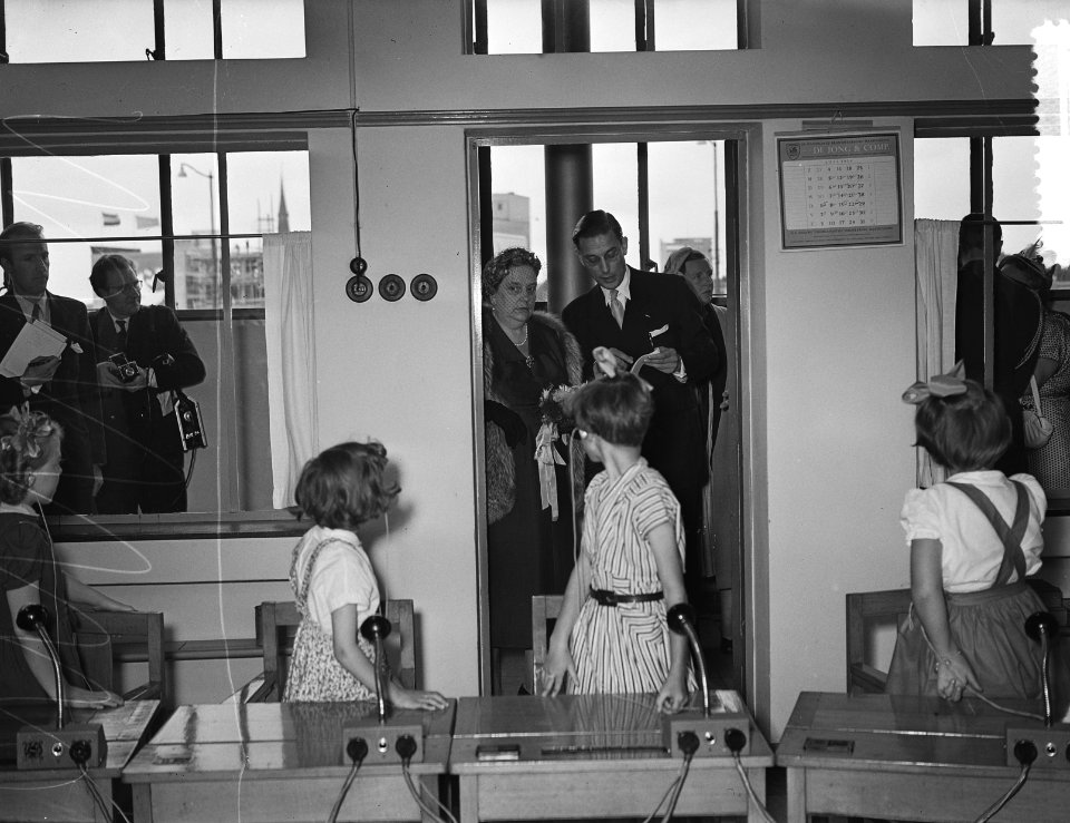 Staatsbezoek president Coty aan Nederland. Mevrouw Coty en koningin Juliana bezo, Bestanddeelnr 906-6179