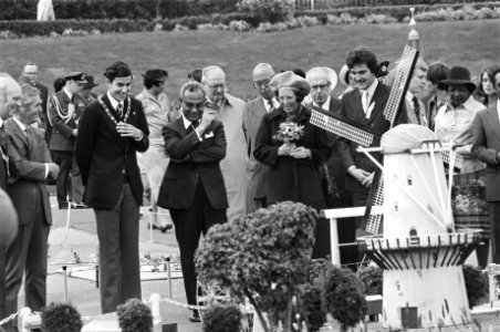 Staatsbezoek president Ferrier van Suriname (aan Madurodam) bij molentje vln, Bestanddeelnr 929-3508