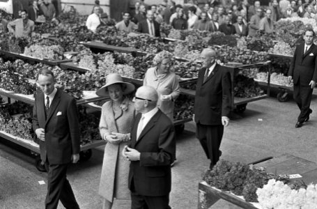 Staatsbezoek. Koninklijke gasten wandelen door de grote hal waar bloemen klaar l, Bestanddeelnr 920-6996