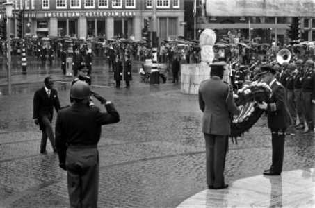Staatsbezoek president Senghor van Senegal aan Nederland kranslegging door Sengh, Bestanddeelnr 927-5337