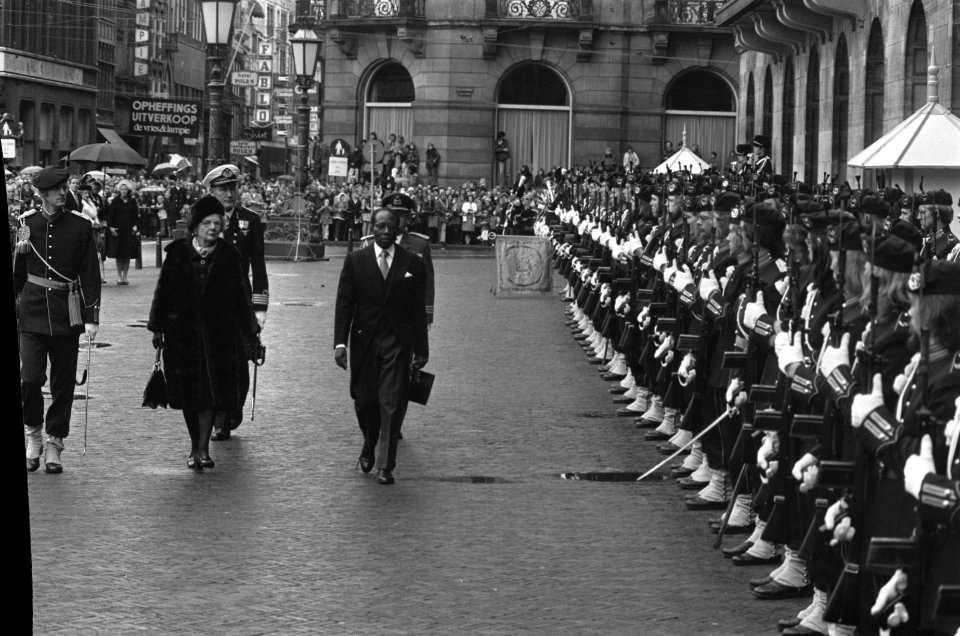 Staatsbezoek president Senghor van Senegal aan Nederlan aankomst bij Paleis op d, Bestanddeelnr 927-5336