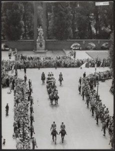 Staatsbezoek Franse president Coty aan Nederland. Rijtoer door Amsterdam. Intoch, Bestanddeelnr 079-0492