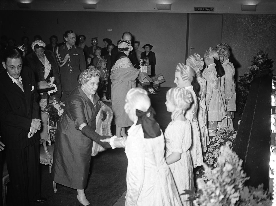 Staatsbezoek president Coty aan Nederland. Mevrouw Coty en koningin Juliana bezo, Bestanddeelnr 906-6173