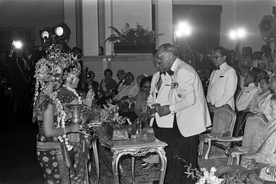 Staatsbezoek HM en Prins Bernhard aan Indonesie, culturele avond in Istana Negar, Bestanddeelnr 924-8660