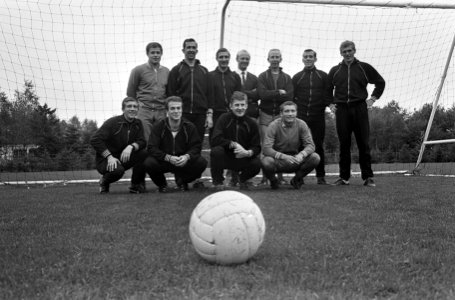 Staande van links naar rechts Rinus Israël, Eddy Pieters Graafland, Cor Veldhoe, Bestanddeelnr 918-2987