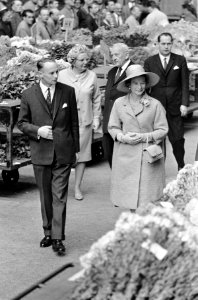Staatsbezoek. Koninklijke gasten wandelen door de grote hal waar bloemen klaar l, Bestanddeelnr 920-6995