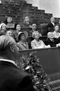 Staatsbezoek. Koninklijke gasten wandelen door de grote hal waar bloemen klaar l, Bestanddeelnr 920-6997