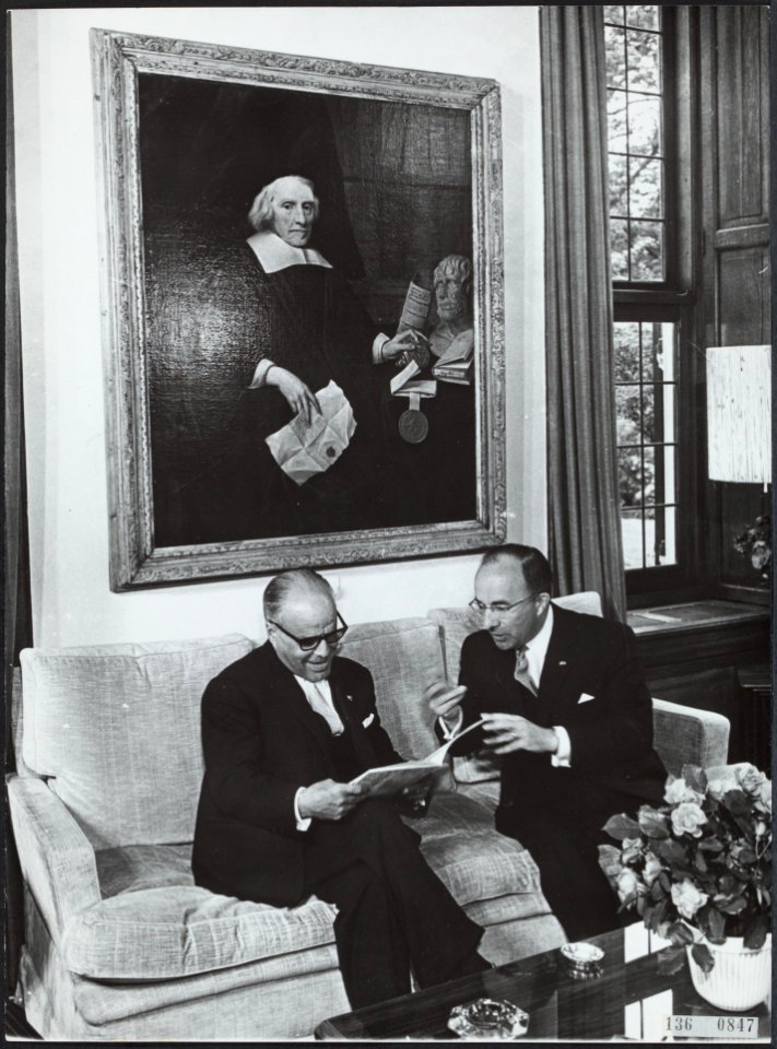 Staatsbezoek president Bourguiba van Tunesië. Hier in gesprek met minister-presi, Bestanddeelnr 136-0847