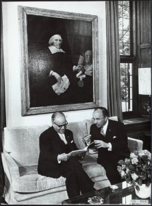 Staatsbezoek president Bourguiba van Tunesië. Hier in gesprek met minister-presi, Bestanddeelnr 136-0847