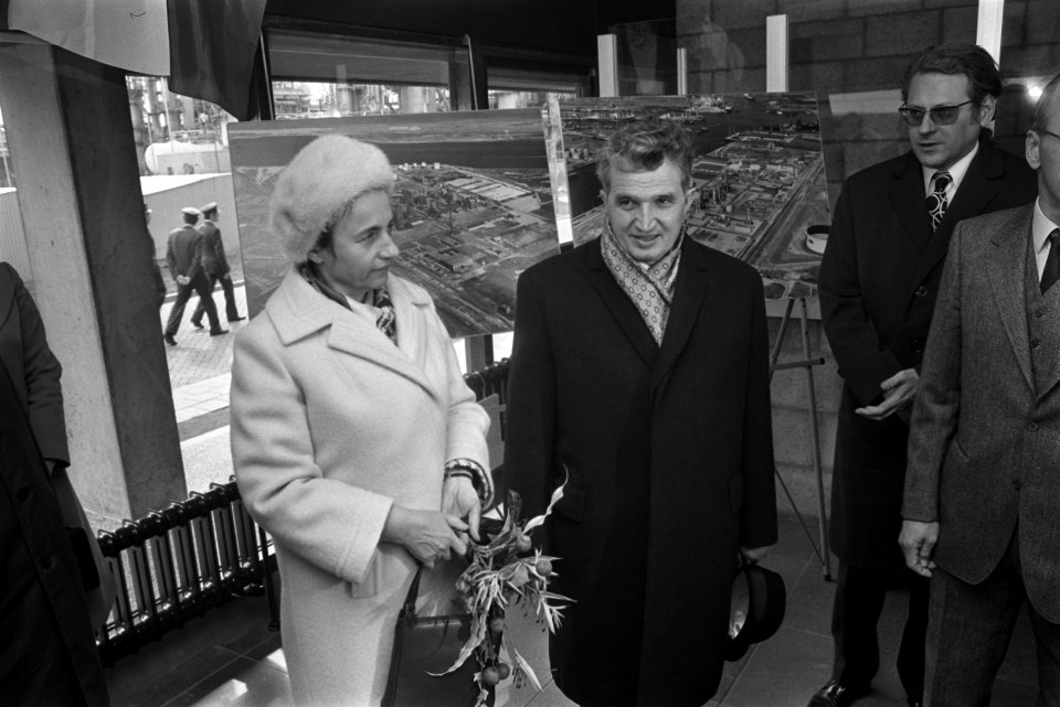 Staatsbezoek President Ceausescu van Roemenie, bezoek aan AKZO-zoutchemie in Bot, Bestanddeelnr 926-3399