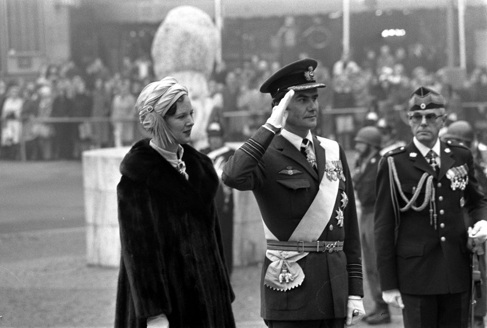 Staatsbezoek koningin Margrethe en prins Henrik van Denemarken kranslegging bij, Bestanddeelnr 928-2386