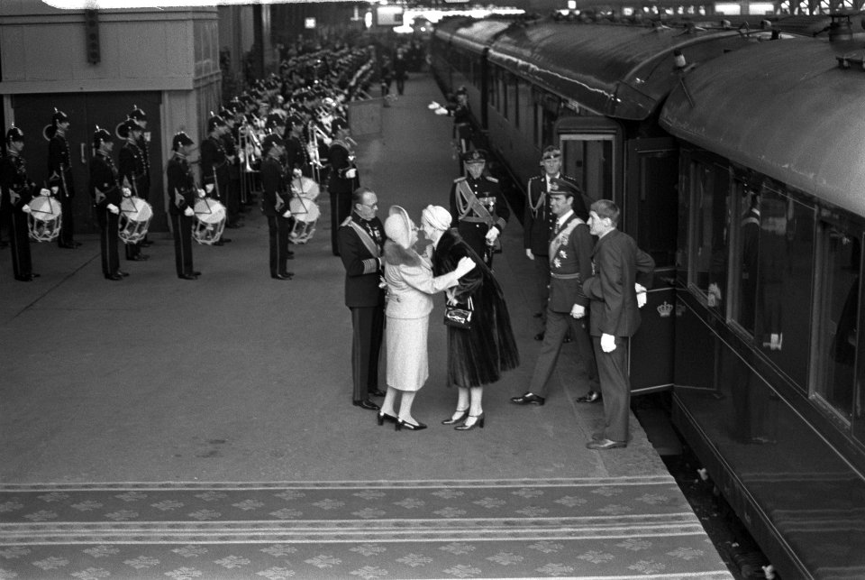 Staatsbezoek Koningin Margrethe en Prins Henrik van Denemarken aankomst Centraa, Bestanddeelnr 928-2380