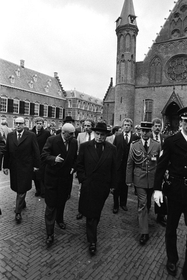 Staatsbezoek president Mitterand , president Mitterand wandelt over Binnenhof va, Bestanddeelnr 932-8600