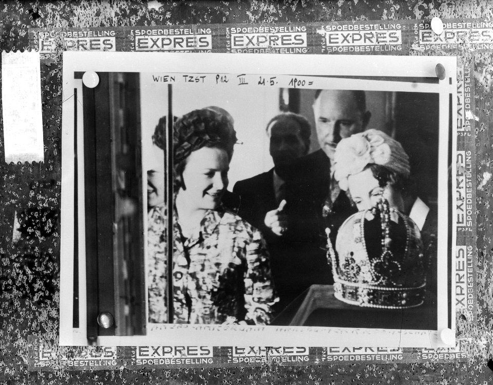 Staatsbezoek Oostenrijk, Irene en Beatrix bij Stefans Kroon, Bestanddeelnr 913-9428