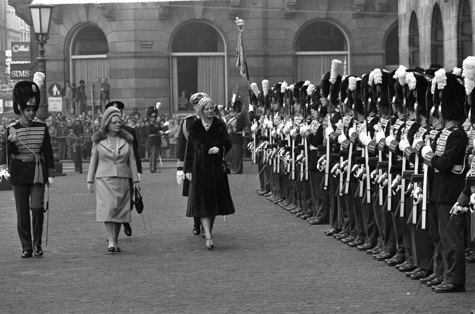 Staatsbezoek Koningin Margrethe en Prins Henrik van Denemarken aankomst Paleis , Bestanddeelnr 928-2384
