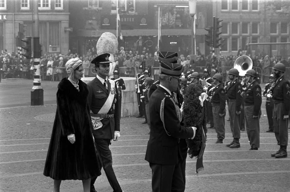 Staatsbezoek koningin Margrethe en prins Henrik van Denemarken kranslegging bij, Bestanddeelnr 928-2385