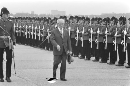 Staatsbezoek DDR-president Erich Honecker aankomst op Zestienhoven, inspectie e, Bestanddeelnr 934-0014