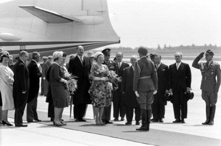 Staatsbezoek Koninklijk gezin aan Wenen, aankomst luchtha verwelkomt door Dr Sc, Bestanddeelnr 913-9519 photo