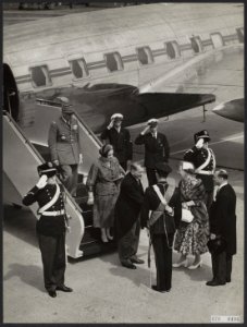 Staatsbezoek Franse president Coty aan Nederland. Aankomst op Schiphol, verwelko, Bestanddeelnr 079-0496