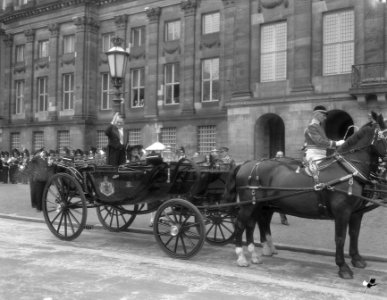 Staatsbezoek Franse president Coty aan Nederland. Amsterdam, middag rijtoer, ri…, Bestanddeelnr 906-6084
