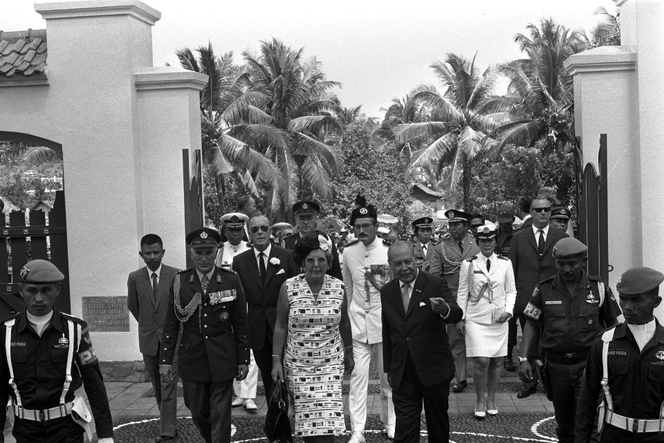 Staatsbezoek koningin Juliana en Prins Bernhard aan Indonesie, koningin Juliana , Bestanddeelnr 924-8673