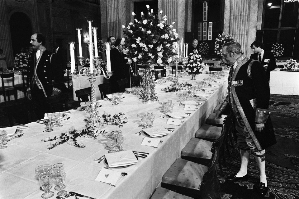 Staatsbezoek president Mitterand van Frankrijk dinertafel met lakei, Bestanddeelnr 932-8583